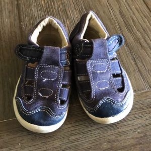 5/$20 Boys sandal size 6